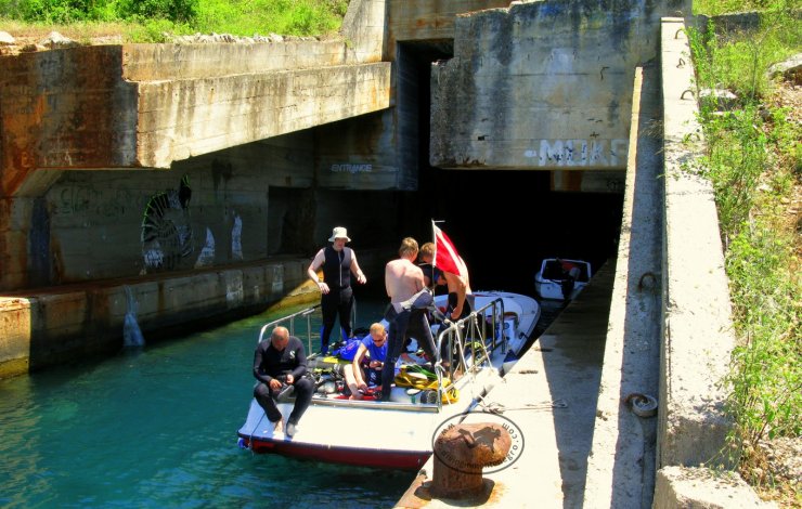Submarines Tunnel